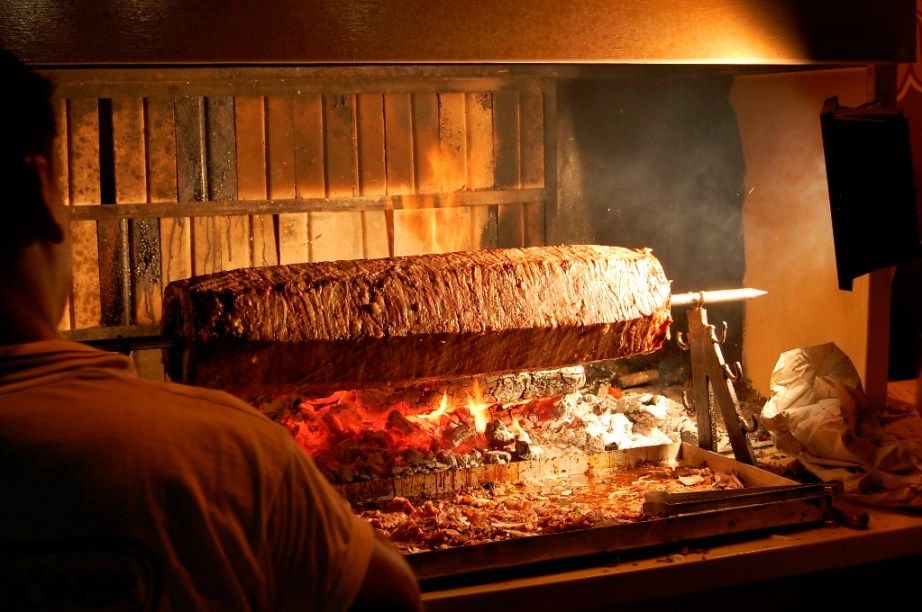 O doner kebab é um símbolo da baixa gastronomia de Istambul