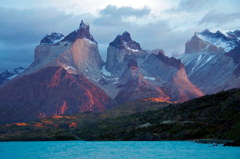 O <strong>Maciço Paine</strong> é uma impressionante aula de geologia, com seus diferentes estratos rochosos. Seu topo é formado por uma grande camada sedimentar (já inexistente nas torres), enquanto que a parte intermediária é de granito. Vento, gelo e terremotos contribuíram na forma singular das montanhas, repleta de picos e vales