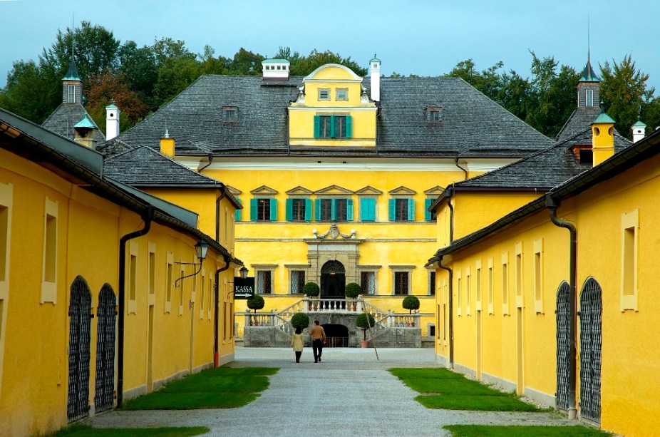 O Palácio Hellbrunn era uma vila de descanso de verão para os arcebispos de Salzburgo. Suas divertidas fontes e seus edifícios barrocos do século 17 fazem do lugar um dos passeios favoritos na cidade