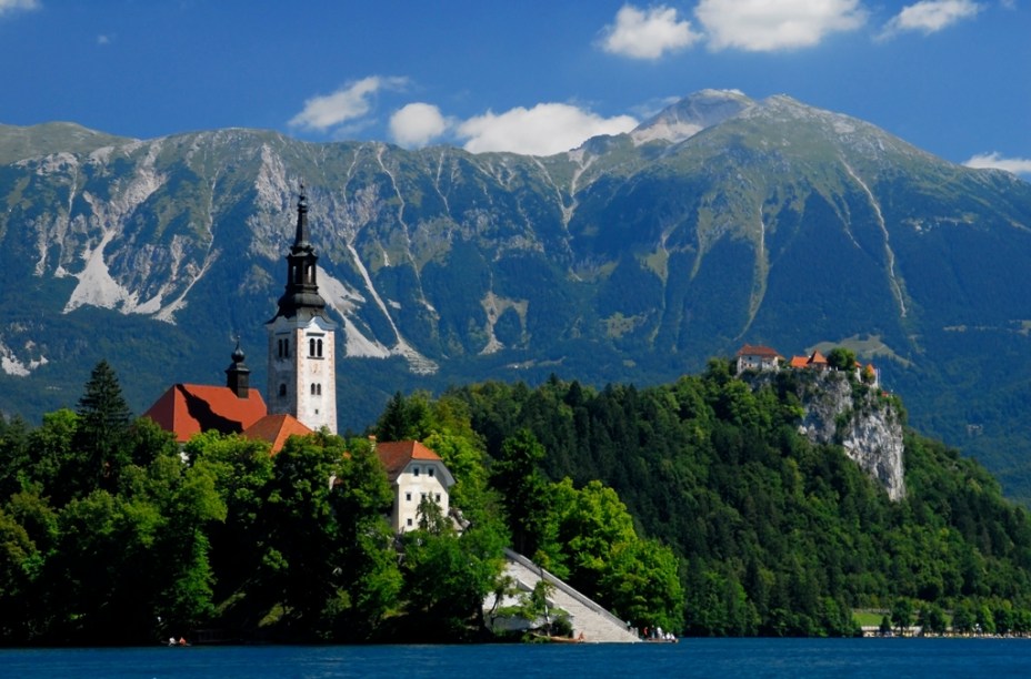 Esta é uma ilha diferente em nossa lista. Bled fica em um laguinho pristino e simplesmente encantador no interior da <a href="https://gutenberg.viagemeturismo.abril.com.br/paises/eslovenia/">Eslovênia</a>