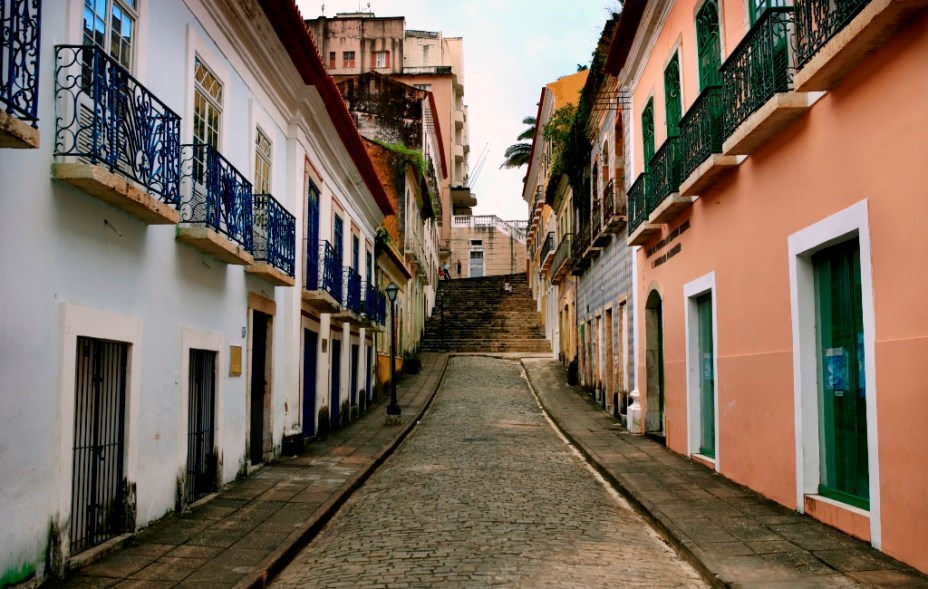 A ilha do amor, como <a href="https://viajeaqui.abril.com.br/cidades/br-ma-sao-luis" target="_self">São Luís</a> é conhecida, foi fundada por franceses, ocupada por holandeses, colonizada por portugueses e recebeu milhares de escravos africanos. Como se isso não bastasse, esse caldeirão cultural recebeu pitadas do tempero de outras nações, como a Jamaica, que contribuiu com o reggae, ouvido em cada barzinho local. O centro da cidade maranhense, considerado <strong>Patrimônio Mundial da Humanidade</strong> pela Unesco, conta com quatro mil imóveis de típico desenho colonial português, mas infelizmente a maioria está deteriorada