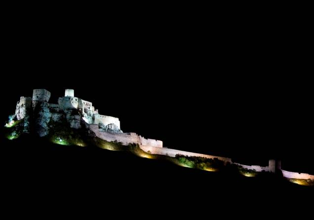 Localizado no topo de uma montanha, na região da cidade de Košice, o Castelo de Spiš é considerado uma das atrações mais imperdíveis do país. Suas ruínas estão entre as maiores e mais bem conservadas da Europa Localizado no topo de uma montanha, na região da cidade de Košice, o Castelo de Spiš é considerado uma das atrações mais imperdíveis do país. Suas ruínas estão entre as maiores e mais bem conservadas da Europa