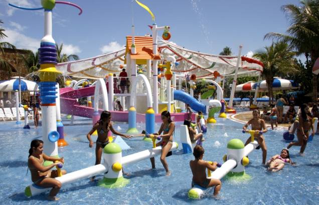 <strong><a href="https://viajeaqui.abril.com.br/estabelecimentos/br-ce-fortaleza-atracao-beach-park" rel="Beach Park Aquiraz" target="_blank">Beach Park Aquiraz</a>, no <a href="https://viajeaqui.abril.com.br/estados/br-ceara" rel="Ceará" target="_blank">Ceará</a></strong>Eleito o <a href="https://viajeaqui.abril.com.br/materias/veja-quem-sao-os-vencedores-do-premio-o-melhor-de-viagem-e-turismo-2015-2016#23" rel="Melhor Parque Temático do Brasil no Prêmio Viagem e Turismo" target="_blank">Melhor Parque Temático do Brasil no Prêmio Viagem e Turismo</a>, o Beach Park (foto) acaba de inaugurar o toboágua Vaikuntudo, de 25 metros de altura. Nesse tour, as seis noites com meia-pensão no econômico <a href="https://www.beachpark.com.br/resorts/oceani" rel="Beach Park Oceani" target="_blank">Beach Park Oceani</a> incluem ingresso full-time para o parque.<strong>Quando:</strong> em 14 de fevereiro<strong>Quem leva:</strong> a <a href="https://www.cvc.com.br/index.aspx" rel="CVC" target="_blank">CVC</a><strong>Quanto:</strong> R$ 3198 (criança de até 12 anos no quarto dos pais, R$ 808) <strong><a href="https://viajeaqui.abril.com.br/estabelecimentos/br-ce-fortaleza-atracao-beach-park" rel="Beach Park Aquiraz" target="_blank">Beach Park Aquiraz</a>, no <a href="https://viajeaqui.abril.com.br/estados/br-ceara" rel="Ceará" target="_blank">Ceará</a></strong>Eleito o <a href="https://viajeaqui.abril.com.br/materias/veja-quem-sao-os-vencedores-do-premio-o-melhor-de-viagem-e-turismo-2015-2016#23" rel="Melhor Parque Temático do Brasil no Prêmio Viagem e Turismo" target="_blank">Melhor Parque Temático do Brasil no Prêmio Viagem e Turismo</a>, o Beach Park (foto) acaba de inaugurar o toboágua Vaikuntudo, de 25 metros de altura. Nesse tour, as seis noites com meia-pensão no econômico <a href="https://www.beachpark.com.br/resorts/oceani" rel="Beach Park Oceani" target="_blank">Beach Park Oceani</a> incluem ingresso full-time para o parque.<strong>Quando:</strong> em 14 de fevereiro<strong>Quem leva:</strong> a <a href="https://www.cvc.com.br/index.aspx" rel="CVC" target="_blank">CVC</a><strong>Quanto:</strong> R$ 3198 (criança de até 12 anos no quarto dos pais, R$ 808)