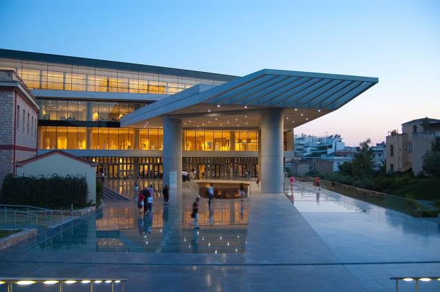 <strong>Museu da Acrópole</strong><strong>Onde: </strong><a href="https://viajeaqui.abril.com.br/cidades/grecia-atenas" rel="Atenas" target="_blank">Atenas</a>, Grécia<strong>Por que ir?</strong> Ao longo dos séculos 18, 19 e 20, potências imperialistas como <a href="https://viajeaqui.abril.com.br/paises/franca" rel="França" target="_blank">França</a>, <a href="https://viajeaqui.abril.com.br/paises/alemanha" rel="Alemanha " target="_blank">Alemanha </a>e <a href="https://viajeaqui.abril.com.br/paises/reino-unido" rel="Inglaterra " target="_blank">Inglaterra </a>forniram seus principais museus com tesouros garimpados em todo o Oriente. As fontes nem sempre eram legais: compras suspeitas, pressões políticas ou pura pilhagem. Nas últimas décadas, porém, nações como Irã, <a href="https://viajeaqui.abril.com.br/paises/turquia" rel="Turquia" target="_blank">Turquia</a>, <a href="https://viajeaqui.abril.com.br/paises/egito" rel="Egito " target="_blank">Egito </a>e <a href="https://viajeaqui.abril.com.br/paises/grecia" rel="Grécia " target="_blank">Grécia </a>vêm engrossando antigas reinvidicações de ter seus bens históricos repatriados. O alvo? Importantes museus da Europa Ocidental. A resposta? Vocês não têm condição de tomar conta dessas preciosidades. Esta até que era uma boa resposta, lembrando-se que o <strong>Museu do Cairo </strong>é o pior melhor museu do mundo, tal o pandemônio que reina em suas galerias. O <a href="https://viajeaqui.abril.com.br/estabelecimentos/grecia-atenas-atracao-museu-da-acropole" rel="Museu da Acrópole " target="_blank">Museu da Acrópole </a>é uma das primeiras mostras de que estas nações estão aptas a receber os bens que de fato lhes pertencem. A não ser que a crise afete esses clamores.<strong>Destaques:</strong> os mármores retirados do Parthenon. O resto está na Inglaterra. <strong>Museu da Acrópole</strong><strong>Onde: </strong><a href="https://viajeaqui.abril.com.br/cidades/grecia-atenas" rel="Atenas" target="_blank">Atenas</a>, Grécia<strong>Por que ir?</strong> Ao longo dos séculos 18, 19 e 20, potências imperialistas como <a href="https://viajeaqui.abril.com.br/paises/franca" rel="França" target="_blank">França</a>, <a href="https://viajeaqui.abril.com.br/paises/alemanha" rel="Alemanha " target="_blank">Alemanha </a>e <a href="https://viajeaqui.abril.com.br/paises/reino-unido" rel="Inglaterra " target="_blank">Inglaterra </a>forniram seus principais museus com tesouros garimpados em todo o Oriente. As fontes nem sempre eram legais: compras suspeitas, pressões políticas ou pura pilhagem. Nas últimas décadas, porém, nações como Irã, <a href="https://viajeaqui.abril.com.br/paises/turquia" rel="Turquia" target="_blank">Turquia</a>, <a href="https://viajeaqui.abril.com.br/paises/egito" rel="Egito " target="_blank">Egito </a>e <a href="https://viajeaqui.abril.com.br/paises/grecia" rel="Grécia " target="_blank">Grécia </a>vêm engrossando antigas reinvidicações de ter seus bens históricos repatriados. O alvo? Importantes museus da Europa Ocidental. A resposta? Vocês não têm condição de tomar conta dessas preciosidades. Esta até que era uma boa resposta, lembrando-se que o <strong>Museu do Cairo </strong>é o pior melhor museu do mundo, tal o pandemônio que reina em suas galerias. O <a href="https://viajeaqui.abril.com.br/estabelecimentos/grecia-atenas-atracao-museu-da-acropole" rel="Museu da Acrópole " target="_blank">Museu da Acrópole </a>é uma das primeiras mostras de que estas nações estão aptas a receber os bens que de fato lhes pertencem. A não ser que a crise afete esses clamores.<strong>Destaques:</strong> os mármores retirados do Parthenon. O resto está na Inglaterra.