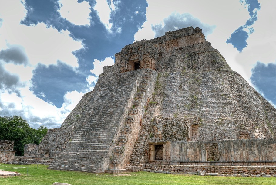 <strong>4. Pirâmide do Adivinho – Uxmal – México </strong>A Pirâmide do Adivinho é a construção mais alta e impressionante do sítio arqueológico maia de Uxmal, localizado na península de Yucatán. Com 40 metros de altura e 81 de largura, foi inaugurada em 560 d.C. Seus lados arredondados, base elíptica e inclinação bastante elevada a destacam de outros monumentos maias. Como muitas pirâmides mesoamericanas, a do Adivinho teve diversas fases de construção, sendo a quinta e última adição a dita "Casa do Adivinho" no topo da pirâmide. De acordo com a lenda, um deus-adivinho chamado Itzamna construiu a pirâmide em apenas uma noite usando seu poder e magia