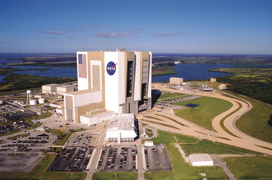 Vista geral do edifício de montagem de veículos - o tour de ônibus pelo Kennedy Space Center passa perto do prédio, que não recebe turistas