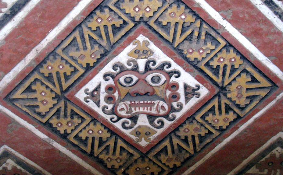 Ai-apaec, o deus que cria e degola na mitologia moche: divindade representada nos muros da Huaca de la Luna, nas imediações de Trujillo
