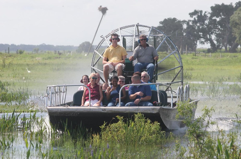 <strong>Airboat tour</strong>                                                                        O passeio de airboat leva turistas para regiões alagadas do lago Kissimmee; uma turbina gigantesca faz o barco sobrevoar o lago, evitando que animais sejam atingidos embaixo dágua por alguma hélice