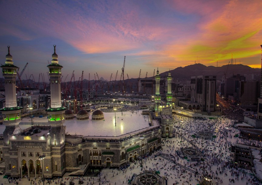 Localizada em Mecca, é a mesquita mais importante para os muçulmanos e também a maior mesquita do mundo, com mais de 400 mil m². Seu tamanho tem um motivo: ela cerca o lugar mais sagrado do Islã, a Caaba. É para lá que todo muçulmano se ajoelha e se curva na hora das orações e também o principal destino de peregrinação do Islã.A Caaba, uma construção em forma de cubo de pedra escura de apenas 50cm de de cada lado, fica no centro da mesquita. Segundo a história do Islã, quando Maomé repudiou os deuses pagãos, Alá poupou a Caaba e tornou-a um centro da nova fé. A Mesquita Masjid al Haram circunda a Caaba, tem 9 minaretes e acomoda até 4 milhões de pessoas rezando em seu interior, incluindo as áreas cobertas e descobertas. Enquanto no resto do mundo os muçulmanos rezam para uma direção (voltados para Mecca), na Al Haram eles se organizam em círculos em volta da Caaba