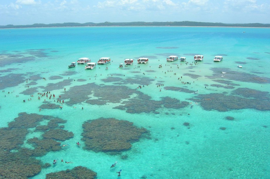 Um dos passeios inesquecíveis de <a href="https://viajeaqui.abril.com.br/estados/br-alagoas" target="_blank">Alagoas</a> é mergulhar nas Galés de <a href="https://viajeaqui.abril.com.br/cidades/br-al-maragogi">Maragogi</a>, ao norte do Estado. Há quem faça um bate e volta de <a href="https://viajeaqui.abril.com.br/cidades/br-al-maceio" target="_blank">Maceió</a> ou de <a href="https://viajeaqui.abril.com.br/cidades/br-pe-recife" target="_blank">Recife</a>, mas a cidade, repleta de belíssimas praias, merece uma visita mais prolongada