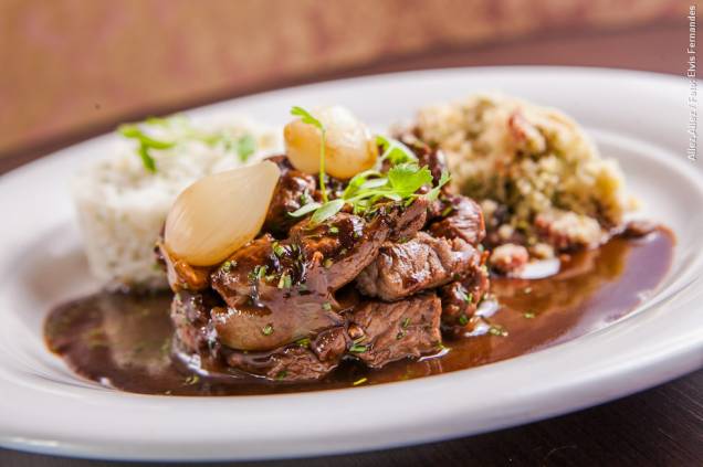 <strong><a href="https://viajeaqui.abril.com.br/estabelecimentos/br-sp-sao-paulo-restaurante-allez-allez" rel="Allez, Allez!" target="_blank">Allez, Allez!</a></strong> Um picadinho à bordelaise é um dos pratos principais do cardápio de almoço <strong><a href="https://viajeaqui.abril.com.br/estabelecimentos/br-sp-sao-paulo-restaurante-allez-allez" rel="Allez, Allez!" target="_blank">Allez, Allez!</a></strong> Um picadinho à bordelaise é um dos pratos principais do cardápio de almoço