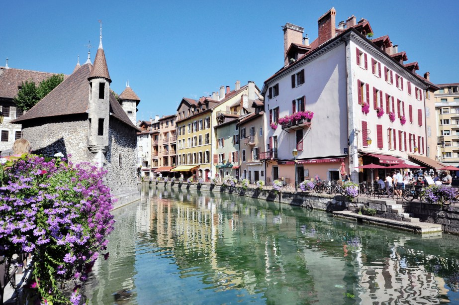 <strong>Annecy</strong>                Localizada perto do lago mais transparente e puro da <a href="https://viajeaqui.abril.com.br/continentes/europa" rel="Europa" target="_blank">Europa</a>, Annecy também conta com vários canais – sendo chamada de “A Veneza dos Aples” – que são flanqueados por muitas flores e plantinhas