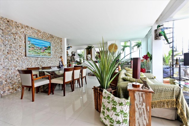 Bem arejada, a penthouse valoriza a decoração tropical, que se beneficia da generosa entrada de luz Bem arejada, a penthouse valoriza a decoração tropical, que se beneficia da generosa entrada de luz