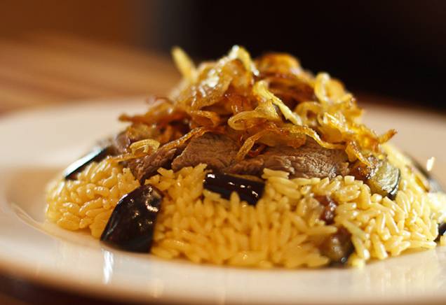 O Mahloube - enformado com carne bem tenra, lascas de cebola, arroz com açafrão e cubos de berinjela, acompanhado de uma pequena porção de coalhada fresca - é servido no estrelado <a href="https://viajeaqui.abril.com.br/estabelecimentos/br-sp-sao-paulo-restaurante-arabia" rel="Arabia"><strong>Arabia</strong></a>, durante a Restaurant Week em São Paulo O Mahloube - enformado com carne bem tenra, lascas de cebola, arroz com açafrão e cubos de berinjela, acompanhado de uma pequena porção de coalhada fresca - é servido no estrelado <a href="https://viajeaqui.abril.com.br/estabelecimentos/br-sp-sao-paulo-restaurante-arabia" rel="Arabia"><strong>Arabia</strong></a>, durante a Restaurant Week em São Paulo
