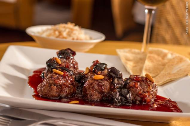 <strong><a href="https://viajeaqui.abril.com.br/estabelecimentos/br-sp-sao-paulo-restaurante-arabia" rel="Arabia" target="_blank">Arabia</a></strong> As pequenas kaftas cozidas em molho de cerejas ou jabuticaba são uma das escolhas do cardápio do jantar. O prato vem acompanhado de porção de arroz com aletria <strong><a href="https://viajeaqui.abril.com.br/estabelecimentos/br-sp-sao-paulo-restaurante-arabia" rel="Arabia" target="_blank">Arabia</a></strong> As pequenas kaftas cozidas em molho de cerejas ou jabuticaba são uma das escolhas do cardápio do jantar. O prato vem acompanhado de porção de arroz com aletria