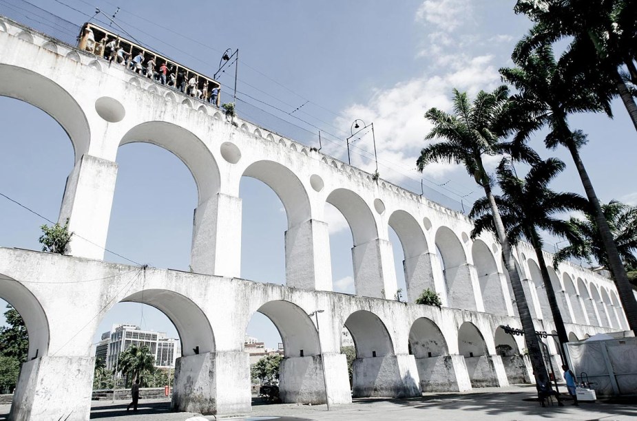Os Arcos da Lapa formam uma espécie de portal que dá boas vindas aos frequentadores do bairro mais boêmio da capital do Rio de Janeiro