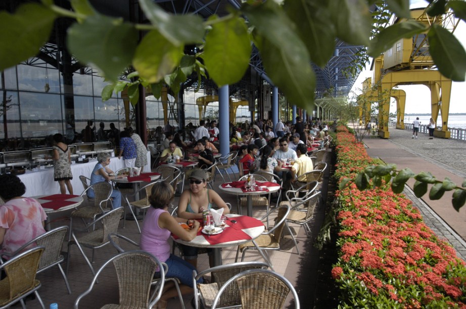 Desde 2000, os antigos galpões da zona portuária de Belém dão lugar a um moderno centro de entretenimento e gastronomia. A estrutura de ferro da Estação das Docas, importada da Inglaterra no século 19, foi recuperada para acomodar, por exemplo, a sorveteria Cairu, que serve sabores feitos com frutas regionais, a exemplo de açaí, taperebá e bacaba. No calçadão à beira do Rio Guamá, o fim de tarde rende ótimos cliques. A alguns passos dali, as barraquinhas do Mercado Ver-o-Peso exalam aromas de temperos, ervas e frutas