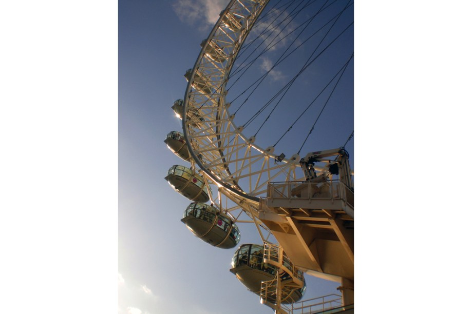 <a href="https://viajeaqui.abril.com.br/estabelecimentos/reino-unido-londres-atracao-london-eye" rel="London Eye" target="_self">London Eye</a> em um raro dia de sol no inverno de <a href="https://viajeaqui.abril.com.br/cidades/reino-unido-londres" rel="Londres" target="_self">Londres</a>