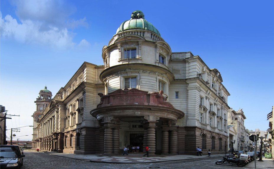 Após sua inauguração, em 1998, o Museu do Café se tornou uma das principais atrações de Santos, reunindo documentos, exposições e muitas variações do café brasileiro para prova