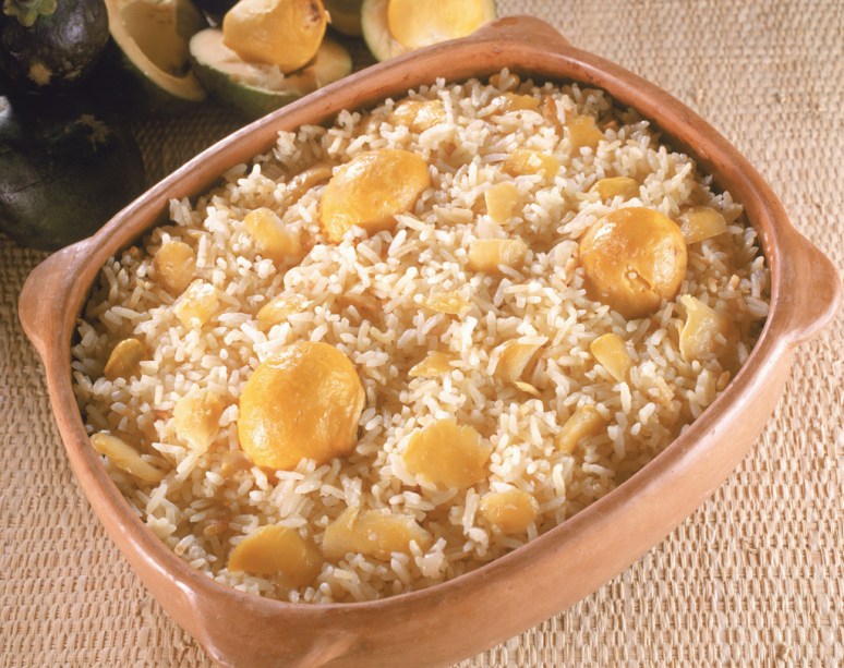 <strong>Arroz com pequi</strong> O frutinho amarelo, símbolo do estado, dá cor e sabor característicos a boa parte dos pratos típicos. Geralmente cozido com arroz e frango, o pequi pode ser acrescido às receitas em polpa ou inteiro. Neste último caso, deve ser consumido com cautela: é preciso roê-lo com cuidado e, em hipótese alguma, mordê-lo. Cheio de espinhos, seu caroço pode, facilmente, machucar a boca dos desavisados