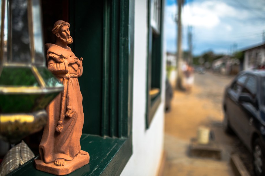 Artesanato exposto em janela no Centro Histórico de Tiradentes