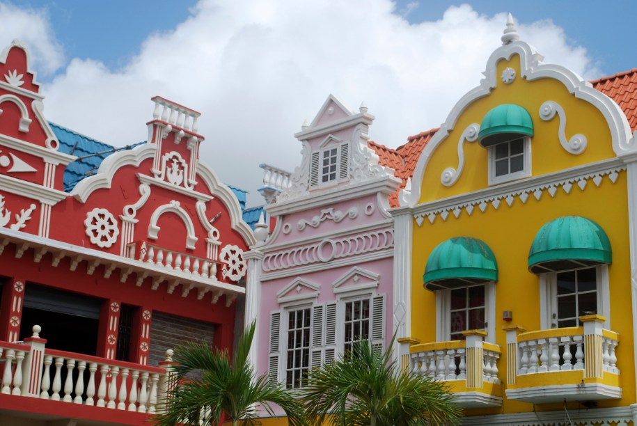 Em Oranjestad, capital de Aruba, prédios coloridos e a influência holandesa presente também na arquitetura