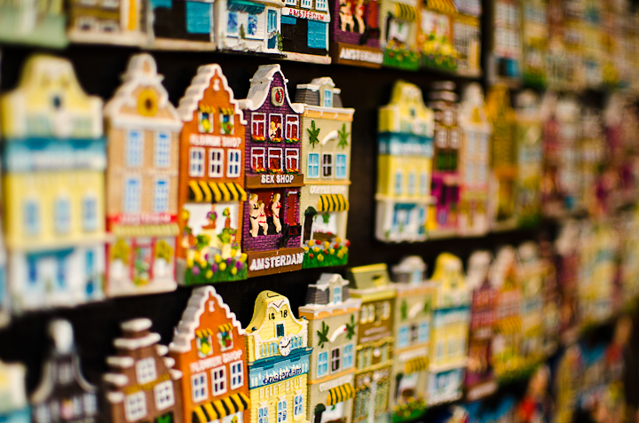 Ao andar por <a href="https://gutenberg.viagemeturismo.abril.com.br/cidades/amsterda-2/" target="_blank">Amsterdã</a>, a capital do país, é quase impossível deixar de reparar nas casinhas de arquitetura bem característica que decoram as margens do Rio Amstel. Afinal, não é à toa que elas são uma das lembrancinhas mais vistas pela cidade