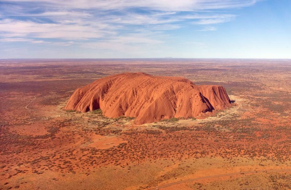 <strong>9. <a href="https://viajeaqui.abril.com.br/cidades/australia-outback" rel="Outback, Austrália" target="_blank">Outback, Austrália</a></strong>    Para quem vai ao Outback, um passeio imperdível é visitar o Uluru, um monolito de mais de 3 quilômetros quadrados, assentado sobre a planície do deserto, bem no centro do país. Hoje, é proibido escalar a rocha - ela é um símbolo sagrado para as comunidades de aborígenes. É permitido caminhar em volta dela e observar a paisagem árida, mas cheia de vida, ao redor. <a href="https://viajeaqui.abril.com.br/vt/blogs/achados/2015/03/19/uluru-ayers-rock-a-imagem-mais-forte-do-outback-o-impressionante-deserto-vermelho-australiano/" rel="Veja como é" target="_blank">Veja como é</a>