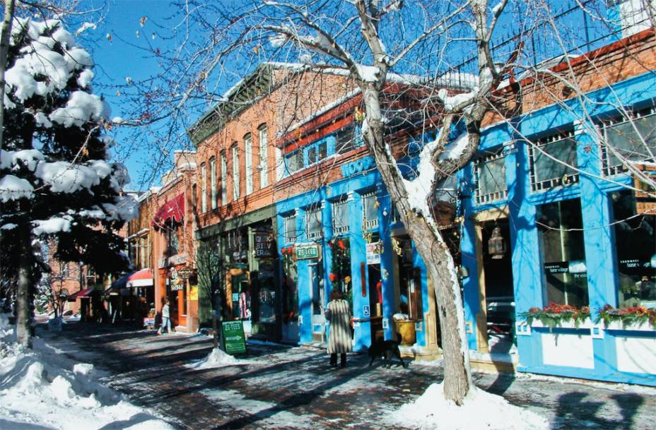 <strong>Aspen, Colorado, Estados Unidos</strong><br />        Aspen consegue ser moderna e clássica ao mesmo tempo. Galerias, butiques, cafés e restaurantes gourmet são frequentados por atletas e por estrelas de cinema. Não falta ostentação, e a montanha é uma das mais sofisticadas fora da Europa. Há ambientes e cenários distintos, e as estações proporcionam experiências a todo o arco de esquiadores, do experiente ao prego. Aspen Mountain também tem certa aura mística por ter sido um dos primeiros centros de esqui para experts nos EUA. As pistas são muito íngremes, quase se debruçam sobre a cidade abaixo. Snowmass é a segunda mais íngreme dos Estados Unidos. Já Aspen Highlands é a mais rústica das irmãs, alta, sem badalação, e, para os esquiadores, linda como uma Gisele Bündchen que nunca saiu do interior