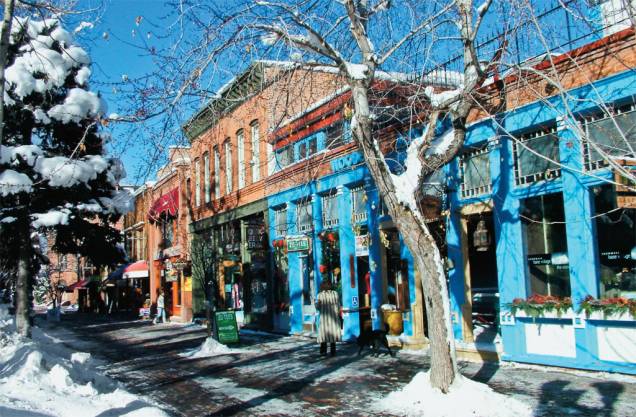 <strong>Aspen, Colorado, Estados Unidos</strong><br /> Aspen consegue ser moderna e clássica ao mesmo tempo. Galerias, butiques, cafés e restaurantes gourmet são frequentados por atletas e por estrelas de cinema. Não falta ostentação, e a montanha é uma das mais sofisticadas fora da Europa. Há ambientes e cenários distintos, e as estações proporcionam experiências a todo o arco de esquiadores, do experiente ao prego. Aspen Mountain também tem certa aura mística por ter sido um dos primeiros centros de esqui para experts nos EUA. As pistas são muito íngremes, quase se debruçam sobre a cidade abaixo. Snowmass é a segunda mais íngreme dos Estados Unidos. Já Aspen Highlands é a mais rústica das irmãs, alta, sem badalação, e, para os esquiadores, linda como uma Gisele Bündchen que nunca saiu do interior <strong>Aspen, Colorado, Estados Unidos</strong><br /> Aspen consegue ser moderna e clássica ao mesmo tempo. Galerias, butiques, cafés e restaurantes gourmet são frequentados por atletas e por estrelas de cinema. Não falta ostentação, e a montanha é uma das mais sofisticadas fora da Europa. Há ambientes e cenários distintos, e as estações proporcionam experiências a todo o arco de esquiadores, do experiente ao prego. Aspen Mountain também tem certa aura mística por ter sido um dos primeiros centros de esqui para experts nos EUA. As pistas são muito íngremes, quase se debruçam sobre a cidade abaixo. Snowmass é a segunda mais íngreme dos Estados Unidos. Já Aspen Highlands é a mais rústica das irmãs, alta, sem badalação, e, para os esquiadores, linda como uma Gisele Bündchen que nunca saiu do interior
