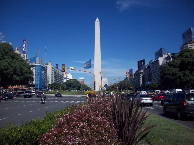 <strong><a href="https://viajeaqui.abril.com.br/cidades/ar-buenos-aires" rel="BUENOS AIRES" target="_blank">BUENOS AIRES</a> EXPRESS</strong>        Nas listas dos destinos internacionais que valem a visita num feriado, Buenos Aires é figura carimbada. A proximidade com o <a href="https://viajeaqui.abril.com.br/paises/brasil" rel="Brasil" target="_blank">Brasil</a> permite que um pacote enxuto como este, de apenas três noites no descolado bairro de Palermo, seja bem aproveitado. A hospedagem é no midscale <a href="https://www.hotels-unique.com/es/hoteles/uniqueartelegance/" rel="Unique Art Elegance" target="_blank">Unique Art Elegance</a>. Inclui city tour.        <strong>QUANDO:</strong> Em 12 de novembro        <strong>QUEM LEVA:</strong> <a href="https://newage.tur.br/novo/?rv=20160919180729" rel="New Age" target="_blank">New Age</a>        <strong>QUANTO:</strong> US$ 442