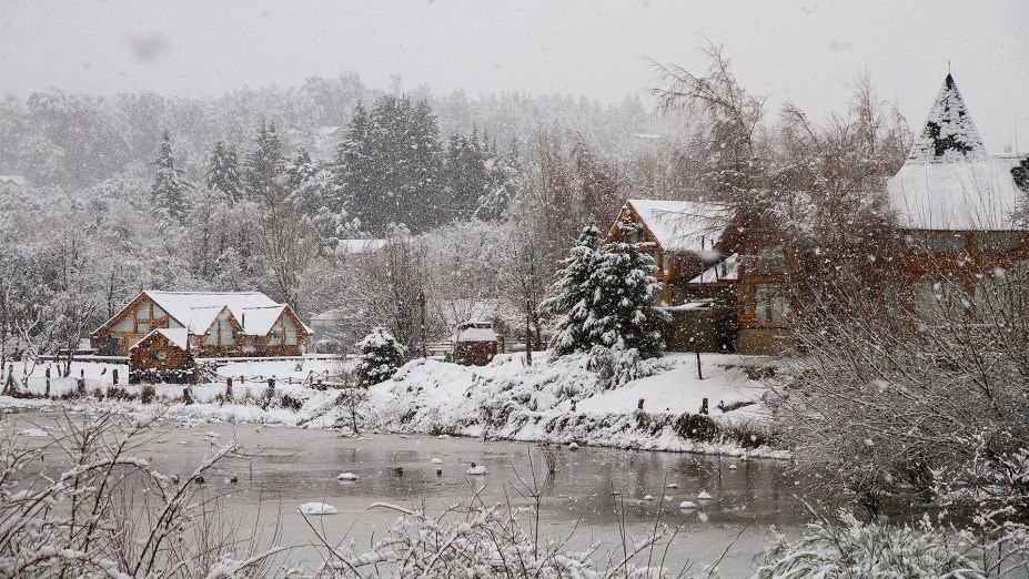 Situada aos pés da Cordilheira dos Andes, <a href="https://viajeaqui.abril.com.br/cidades/ar-bariloche" rel="Bariloche" target="_blank">Bariloche</a> (cujo nome oficial de San Carlos de Bariloche) fica dentro do Parque Nacional de Nahuel Huapi, na <a href="https://viajeaqui.abril.com.br/paises/argentina" rel="Argentina" target="_blank">Argentina</a>, e tem paisagens encantadoras, principalmente no inverno, quando neva muito