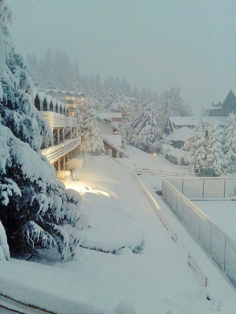 Além do esqui, turistas procuram Bariloche no inverno na esperança de ver de perto os belos campos nevados que marcam a paisagem da cidade durante a temporada