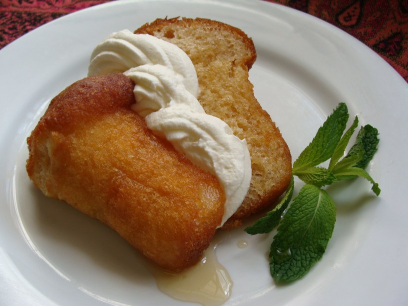 O <strong><em>Babà al rhun</em></strong> é um clássico napoletano, extremamente aerado, embebido em calda de rum e servido com chantilly (R$ 16). A chef <strong>Filomena Chiarella</strong> apresenta sua versão na cantina italiana <strong><a href="https://viajeaqui.abril.com.br/estabelecimentos/br-sp-sao-paulo-restaurante-buttina" rel="Buttina" target="_blank">Buttina</a></strong> para homenagear os 130 anos de imigração italiana