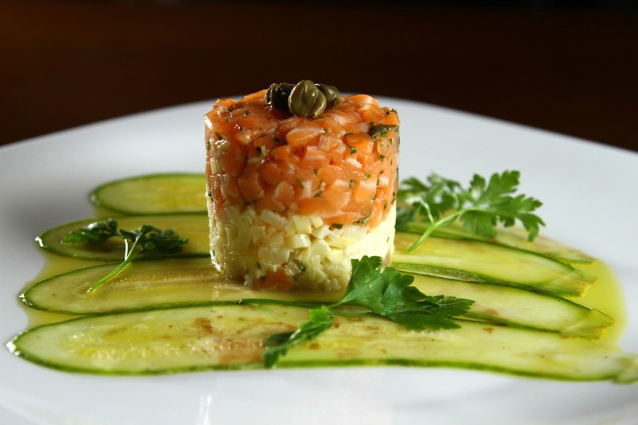 Salmão e palmito sobre Carpaccio de abrobrinha e folhas verdes