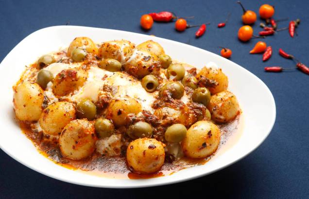 A aposta do bar <strong>Baixo Gago</strong> para a edição carioca do <strong>Comida di Buteco</strong> é a Capa ao Molho, um filé gratinado com queijo bola e batata calabresa flambada. <em>Rua Gago Coutinho, 51, Laranjeiras, (21) 2556-0638, 2ª/sáb 8h/0h, dom 9h/18h.</em> A aposta do bar <strong>Baixo Gago</strong> para a edição carioca do <strong>Comida di Buteco</strong> é a Capa ao Molho, um filé gratinado com queijo bola e batata calabresa flambada. <em>Rua Gago Coutinho, 51, Laranjeiras, (21) 2556-0638, 2ª/sáb 8h/0h, dom 9h/18h.</em>