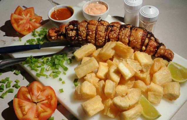 A pedida durante <strong>Comida di Buteco</strong> no <strong>Bar do Totonho</strong>, em Juiz de Fora (MG), é a pururuca recheada com pernil, queijo e molho. <em>Rua Aladim Silva, 62, Retiro, (32) 3235-7842, 3ª/6ª 17h/0h, sáb 12h/0h, dom 11h/16h.</em> A pedida durante <strong>Comida di Buteco</strong> no <strong>Bar do Totonho</strong>, em Juiz de Fora (MG), é a pururuca recheada com pernil, queijo e molho. <em>Rua Aladim Silva, 62, Retiro, (32) 3235-7842, 3ª/6ª 17h/0h, sáb 12h/0h, dom 11h/16h.</em>
