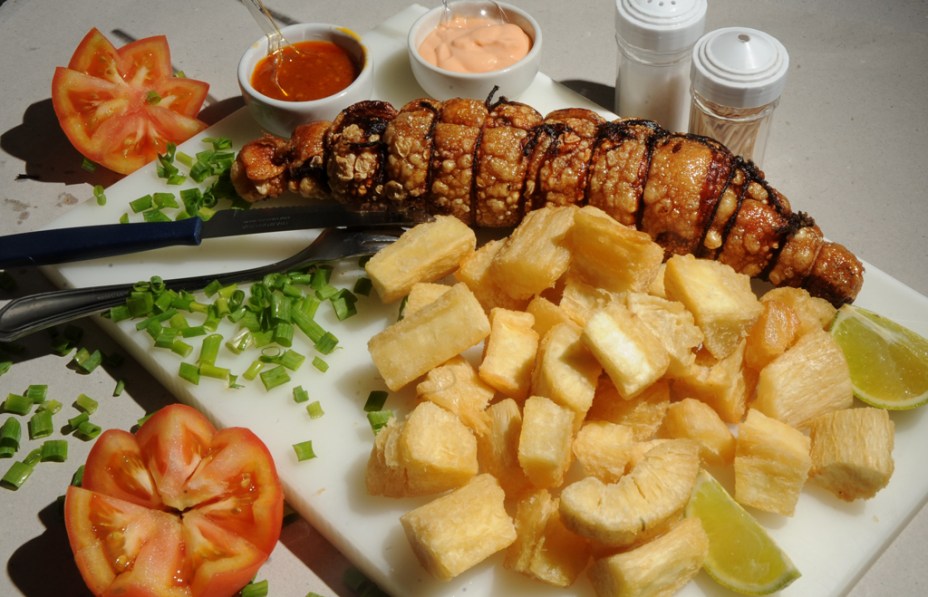 A pedida durante <strong>Comida di Buteco</strong> no <strong>Bar do Totonho</strong>, em Juiz de Fora (MG), é a pururuca recheada com pernil, queijo e molho. <em>Rua Aladim Silva, 62, Retiro, (32) 3235-7842, 3ª/6ª 17h/0h, sáb 12h/0h, dom 11h/16h.</em>