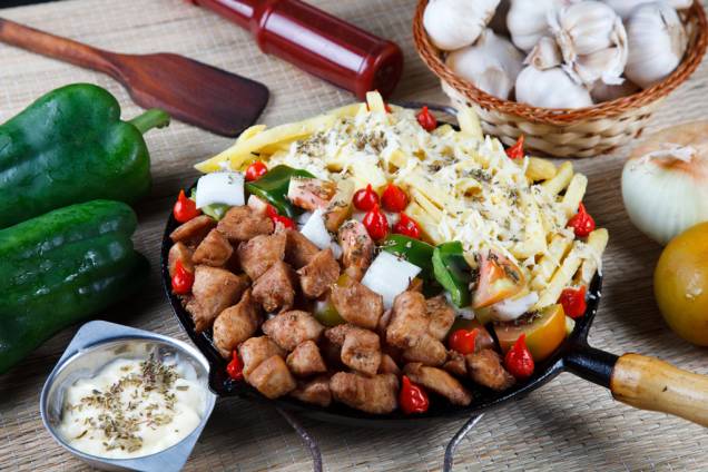 Para acompanhar a cervejinha gelada, o <strong>Bar Gente Nossa</strong>, na cidade mineira de <a href="https://viajeaqui.abril.com.br/cidades/br-mg-ipatinga" rel="Ipatinga" target="_blank"><strong>Ipatinga</strong></a>, preparou o Filé da Gente, um suculento filé de frango cozido em grelha de ferro, com cebola, pimentão, tomate, batata frita e molho especial. <em>Praça Natsuo Esaki, Bloco C, loja 7, Cariru, (31) 8627-6242, 3ª/5ª 17h/0h, 6ª 17h/1h, sáb 14h/0h, dom 15h/23h</em> Para acompanhar a cervejinha gelada, o <strong>Bar Gente Nossa</strong>, na cidade mineira de <a href="https://viajeaqui.abril.com.br/cidades/br-mg-ipatinga" rel="Ipatinga" target="_blank"><strong>Ipatinga</strong></a>, preparou o Filé da Gente, um suculento filé de frango cozido em grelha de ferro, com cebola, pimentão, tomate, batata frita e molho especial. <em>Praça Natsuo Esaki, Bloco C, loja 7, Cariru, (31) 8627-6242, 3ª/5ª 17h/0h, 6ª 17h/1h, sáb 14h/0h, dom 15h/23h</em>