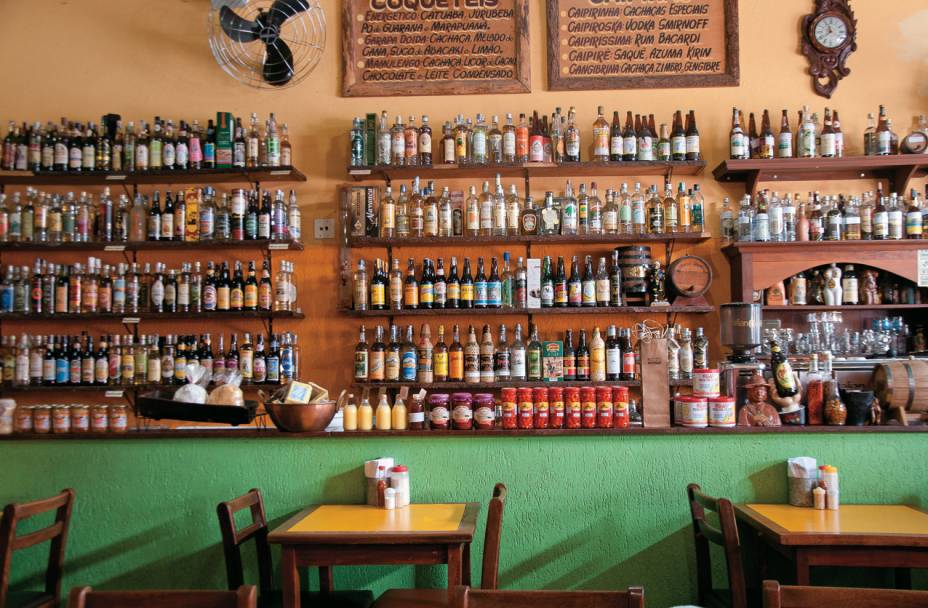 <strong><a href="https://viajeaqui.abril.com.br/estabelecimentos/br-sp-sao-paulo-restaurante-mocoto" rel="Restaurante Mocotó" target="_blank">Restaurante Mocotó</a> - <a href="https://viajeaqui.abril.com.br/cidades/br-sp-sao-paulo" rel="São Paulo" target="_blank">São Paulo</a>, SP</strong><br /><br />Não é preciso parar e perguntar onde fica o restaurante. Basta observar uma aglomeração na Avenida Nossa Senhora do Loreto, no coração da Vila Medeiros, para ter a certeza de que o zigue-zague pela Zona Norte paulistana chegou ao fim. No número 1100 da avenida, situa-se o atual templo da culinária do sertão na capital paulista, premiado com uma estrela do GUIA QUATRO RODAS.<br /><br />A casa, com quase 40 anos de existência, passou por dois períodos. Até 2004, sob a batuta de José Oliveira de Almeida, servia competentes pratos tradicionais da culinária nordestina, mas que não ultrapassava as fronteiras da zona norte. Foi quando entrou em cena seu filho, Rodrigo Oliveira. Formado em gastronomia, viajou pelo Brasil em busca de novos ingredientes, garimpou cachaça por todas as regiões e aprimorou o cardápio. Resultado? As eternas filas na porta, formadas logo após a abertura do restaurante. Alguém reclama? Claro que não. Enquanto espera vagar uma mesa, os dadinhos de tapioca com queijo coalho e as divinas caipirinhas servem como um eficiente antídoto.<br /><br />Alguns pratos do cardápio, como sarapatel e baião de dois, são servidos em quatro tamanhos (mini, pequeno, médio e grande) abrindo a possibilidade de provar várias receitas num mesmo dia. Todas acompanhadas de uma boa cachacinha – 300 rótulos recheiam a carta.<br /><br />Onde: Av. N. S. do Loreto, 1100, Vila Medeiros, São Paulo, SP - Tel. (11) 2951-3056<br />Horário de funcionamento: segunda a sábado das 12 às 23h. Domingo das 12h às 17h<br />Distância do Centro: 13 km