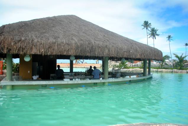 <a href="https://viajeaqui.abril.com.br/estabelecimentos/br-pe-porto-de-galinhas-hospedagem-enotel-acqua-club" rel="Enotel Acqua Club" target="_blank"><strong>Enotel Acqua Club</strong></a> Para os adultos, bar aquático e dois restaurantes, além de outros confortos, fazem parte do resort. Os hóspedes têm acesso livre ao Enotel Convention & Spa. <a href="https://viajeaqui.abril.com.br/estabelecimentos/br-pe-porto-de-galinhas-hospedagem-enotel-acqua-club" rel="Enotel Acqua Club" target="_blank"><strong>Enotel Acqua Club</strong></a> Para os adultos, bar aquático e dois restaurantes, além de outros confortos, fazem parte do resort. Os hóspedes têm acesso livre ao Enotel Convention & Spa.