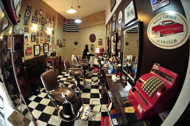 <strong>Barba e cabelo</strong>Um dos carinhos mais baratos e bacanas para o Dia dos Pais é um belo corte de barba e cabelo em uma barbearia vintage. Toalhas quentinhas, navalhas afiadas, espuma esparramada com um bom pincel e pomadas cicatrizantes fazem parte do pacote das casas mais bacanas, sempre com clássicas cadeiras de barbeiro. Uma dica bárbara é a Nove de Julho (São Paulo, SP) – Rua Augusta, 1371 (loja 105), (11)3283-0170<br /> <strong>Barba e cabelo</strong>Um dos carinhos mais baratos e bacanas para o Dia dos Pais é um belo corte de barba e cabelo em uma barbearia vintage. Toalhas quentinhas, navalhas afiadas, espuma esparramada com um bom pincel e pomadas cicatrizantes fazem parte do pacote das casas mais bacanas, sempre com clássicas cadeiras de barbeiro. Uma dica bárbara é a Nove de Julho (São Paulo, SP) – Rua Augusta, 1371 (loja 105), (11)3283-0170<br />