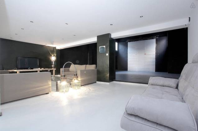 <a href="https://www.airbnb.com.br/rooms/484643" rel="11. Barcelona, Espanha" target="_blank"><strong>11. Barcelona, Espanha</strong></a>Esse é para viajar com a turma: o luxuoso loft de 240 metros quadrados comporta até 18 pessoas <a href="https://www.airbnb.com.br/rooms/484643" rel="11. Barcelona, Espanha" target="_blank"><strong>11. Barcelona, Espanha</strong></a>Esse é para viajar com a turma: o luxuoso loft de 240 metros quadrados comporta até 18 pessoas