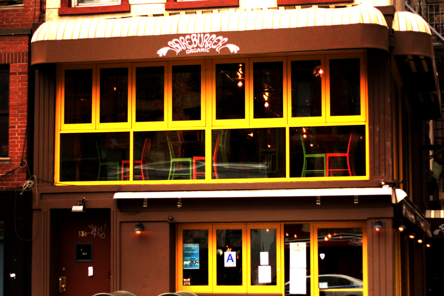<a href="https://www.bareburger.com" rel="Bareburger" target="_blank"><strong>Bareburger</strong></a>                    Presente em dez endereços espalhados pelo Brooklyn, Queens e Manhattan, o restaurante cuja especialidade são os hambúrgueres orgânicos tem se tornado cada vez mais popular entre os nova- iorquinos. Os ingredientes são fornecidos por agricultores locais e o menu oferece diversas opções de carne orgânica, de avestruz à tradicional carne bovina.                    Além da carne, você pode escolher o tipo de pão e os acompanhamentos para criar o seu lanche “gourmet”. Um dos mais pedidos é o Veggie Burger, saboroso mesmo para quem não é vegetariano. Vale provar o ketchup orgânico que eles oferecem. O ambiente é bem iluminado e decorado com mesas de madeira e cadeiras coloridas.                    <strong>Endereço:</strong> <em>85, 2nd Avenue</em>