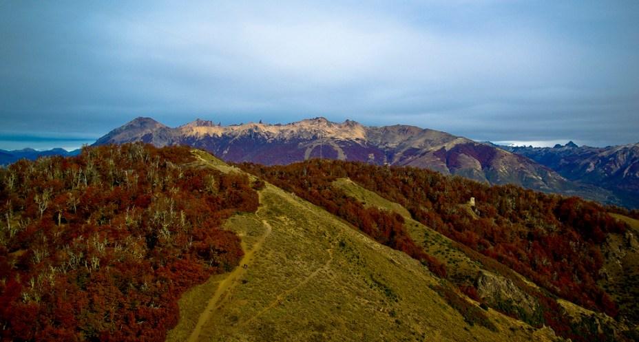 O Cerro Catedral é uma das grandes atrações de Bariloche, com estrutura para esportes de inverno, trilhas e quiosques de alimentação. As paisagens também ficam atraentes durante o outono