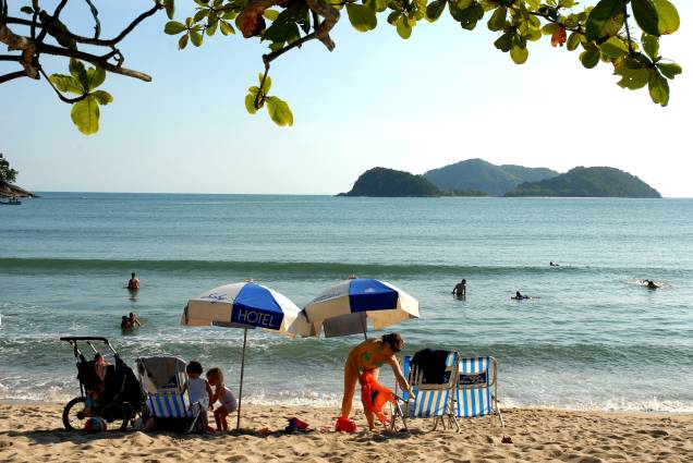 <strong>Barra do Sahy</strong> Assim como a vizinha <strong>Juquehy</strong>, também tem trechos de ondas fortes e fracas. Mas essa é a única semelhança. O sossego impera na Barra do Sahy e o trecho com águas bem mansas e rasas ocupa quase 90% da praia, ótima para famílias com crianças pequenas, que ainda aproveitam a mansidão da lagoa formada na foz do Rio Saí. Os surfistas dominam apenas o Canto Bravo, no costão direito da praia <strong>Barra do Sahy</strong> Assim como a vizinha <strong>Juquehy</strong>, também tem trechos de ondas fortes e fracas. Mas essa é a única semelhança. O sossego impera na Barra do Sahy e o trecho com águas bem mansas e rasas ocupa quase 90% da praia, ótima para famílias com crianças pequenas, que ainda aproveitam a mansidão da lagoa formada na foz do Rio Saí. Os surfistas dominam apenas o Canto Bravo, no costão direito da praia