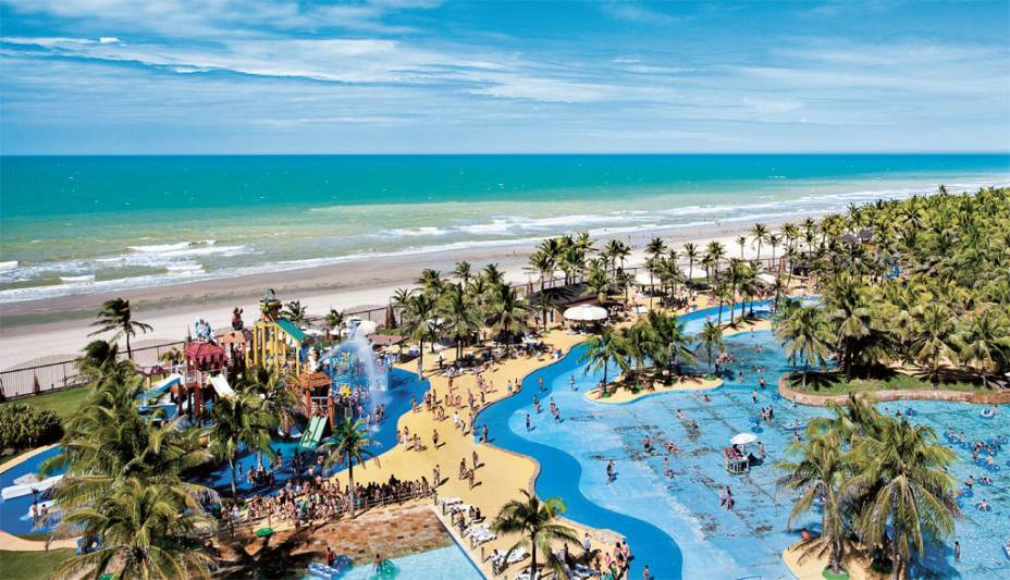 <strong><a href="https://viajeaqui.abril.com.br/estabelecimentos/br-ce-fortaleza-atracao-beach-park" rel="BEACHPARK" target="_blank">BEACHPARK</a>, <a href="https://viajeaqui.abril.com.br/cidades/br-ce-aquiraz" rel="AQUIRAZ" target="_blank">AQUIRAZ</a></strong>De frente para a praia, o Beach Park (foto) está entre as atrações mais visitadas do <a href="https://viajeaqui.abril.com.br/estados/br-ceara" rel="Ceará" target="_blank">Ceará</a>. Eleito o Melhor Parque Temático do Brasil pelo Prêmio VT 2015/2016, o complexo garante diversão com praias artificiais, piscinas monumentais e diversos toboáguas. O mais novo deles é o Vaikuntudo, espécie de funil com 240 metros de descida. As sete noites no <a href="https://www.beachpark.com.br/resorts/acqua" rel="Acqua Resort" target="_blank">Acqua Resort</a>, com meia-pensão, incluem acesso livre e diário ao parque.<strong>QUANDO:</strong> Até outubro<strong>QUEM LEVA:</strong> <a href="https://www.agaxturviagens.com.br/" rel="Agaxtur" target="_blank">Agaxtur</a><strong>QUANTO:</strong> R$ 3 594