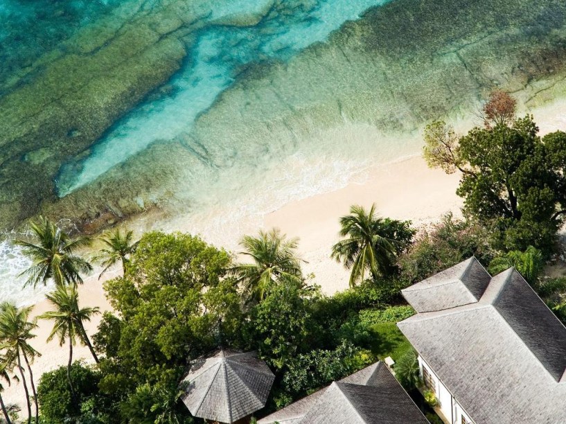 Praia de recifes, em Barbados