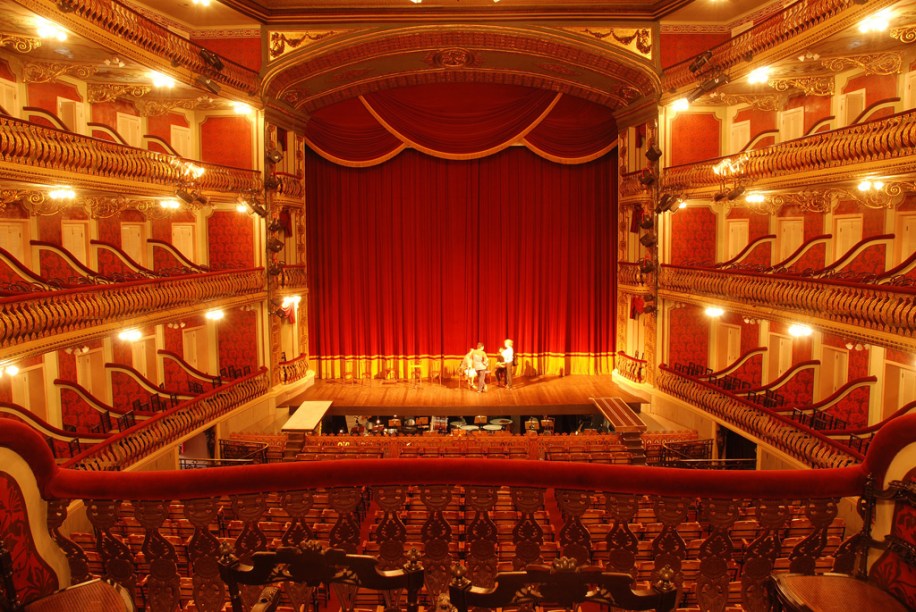 Palco do <a href="https://viajeaqui.abril.com.br/estabelecimentos/br-pa-belem-atracao-theatro-da-paz" rel="Theatro da Paz" target="_blank">Theatro da Paz</a> visto do camarote oficial