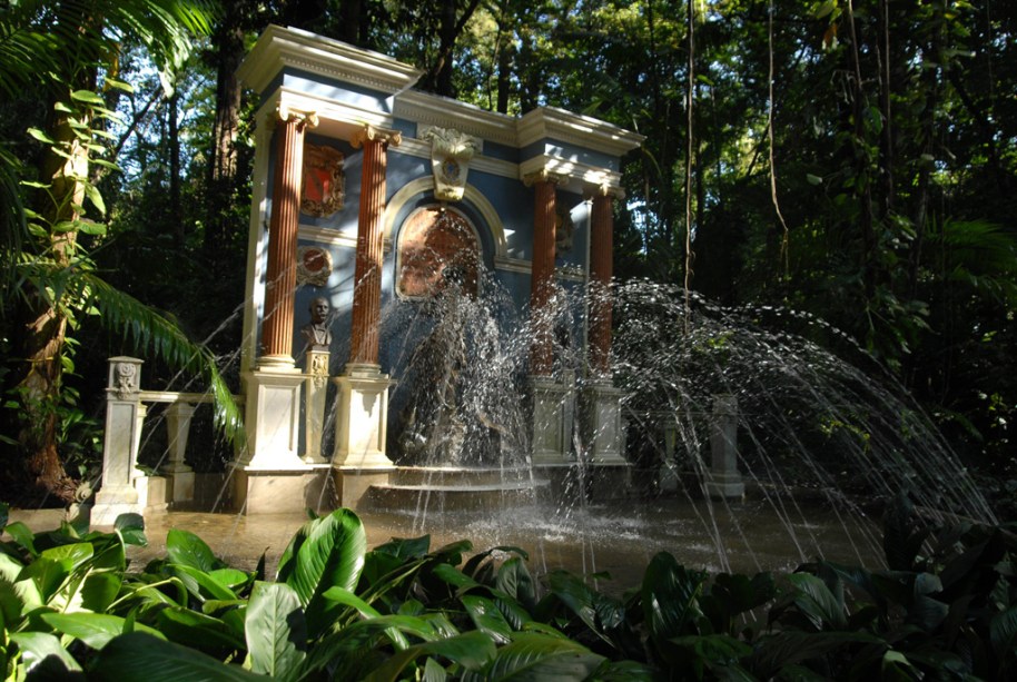 O <a href="https://viajeaqui.abril.com.br/estabelecimentos/br-pa-belem-atracao-bosque-rodrigues-alves-jardim-zoobotanico-da-amazonia" rel="Jardim Botânico" target="_blank">Jardim Zoobotânico</a> guarda 2,5 mil espécies da flora amazônica, além de lagos artificiais, trilhas e orquidário